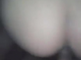 راندي امرأة سمراء هي الحصول على بوسها يمسح أثناء استمناء أمام كاميرا الويب لها