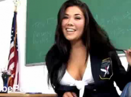 تلميذة حلوة لديها عمل الجنس الشرجي لطيف مع زملائها من المدرسة.