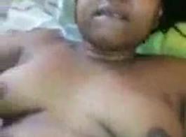 سمين ، امرأة شقراء تنشر ساقيها مفتوحة على مصراعيها لابنها وحصلت على مارس الجنس بقوة.