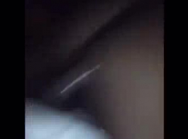 امرأة سمراء خام فاتنة مارس الجنس من الخلف لتسخينها بوس