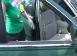 سائق سيارة أجرة قرنية يصطدم وجهه العاهرة الغريبة مع دساره الزجاجية حتى تتخلى