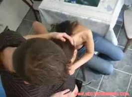 امرأة سمراء صغيرة تمارس الجنس البري مع جارها الجديد ، في حين أن أيا منهم في العمل