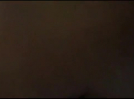 امرأة سمراء الساخنة مارس الجنس في بوسها وثني.