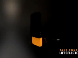 تلعب ليلو مون مع ثديها أثناء نشر ساقيها أمام الكاميرا.