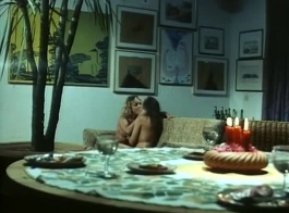فيلم إباحي كلاسيكي مع فاتنة السمين باللون الداخلي الأسود ورجل يريد أن يمارس الجنس مع الحمار.