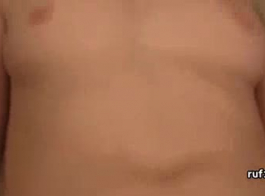 مصاصي الدماء الروسي على الديك بعد فيديو كاميرا الويب.