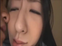 امرأة يابانية ، ريما أكياما تنتشر لصديقها ، لحفر بوسها المشعر بالألعاب