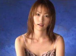 فاتنة يابانية جميلة مع كس الشعر هي العادة السرية وتتكيف وتصرخ بسرور بينما كومينغ