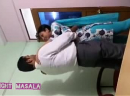 مراهق هندي يمارس الجنس مع رجل متزوج بينما كان نائمًا بالفعل بجوارها ، في سريرها