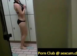 فتاة تبلغ من العمر 20 عاما في الحالة المزاجية لممارسة الجنس مع جارتها المسنين.