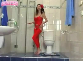 فيليسيتي جميل مارس الجنس من قبل الرجل البطيء مع نخيل حمام السباحة.
