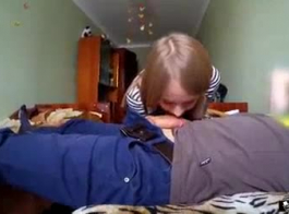 فتاة روسية سخيف بجد ضد دمية في الحمار