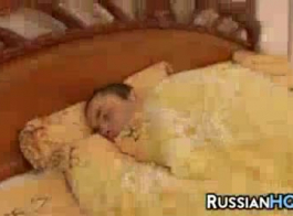 الكاريزمية، شقراء الروسية تمتص ديك صلب والحصول على مارس الجنس من الصعب، في سريرها الضخم.