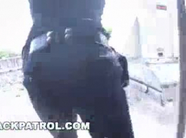 شرطي دورية أسود ذو حشرة كبيرة يزحف على وجه الفتاة من الخلف!