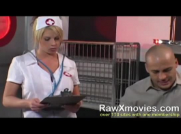 ممرضة شقراء مفلس مع الحمار الكبير تبحث في الكاميرا، مثل وقحة حقيقية