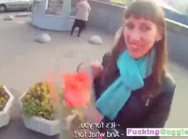 امرأة سمراء الروسية على وشك أن يكون لديك جولة، كس فوضوي في الجزء الخلفي من السيارة