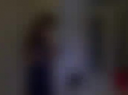امرأة سمراء الروسية ترتدي حزام الرباط الذهبي والكؤول مع ممارسة الجنس مع رجل أسود