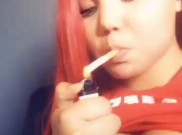 التدخين الساخنة، فاتنة الأبنوس مع الحمار لطيفة ينحني حتى صديقها يمكن أن يمارس الجنس مع أدمغة لها.