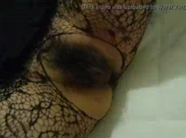 سمراء سمراء هواة مارس الجنس أثناء الحصول على إصبع