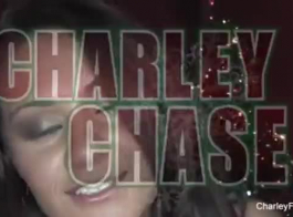 تشارلي تشيس يفرك ألعاب الجنس ضد مؤخرتها الضيقة ، لحفر بوسها.